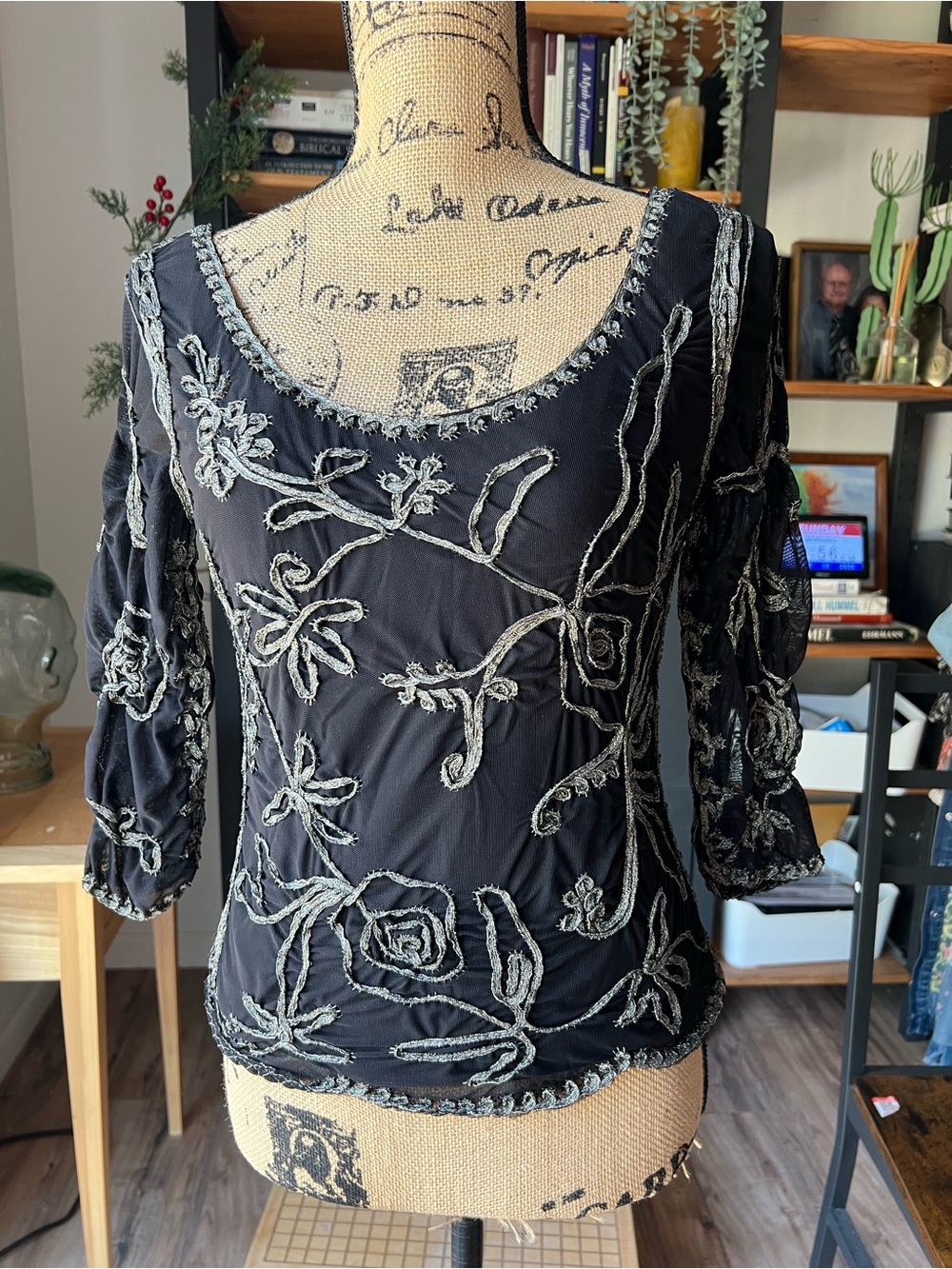 Vintage Cartise top blackFloral Scoop-Neck Blouse. Size 8